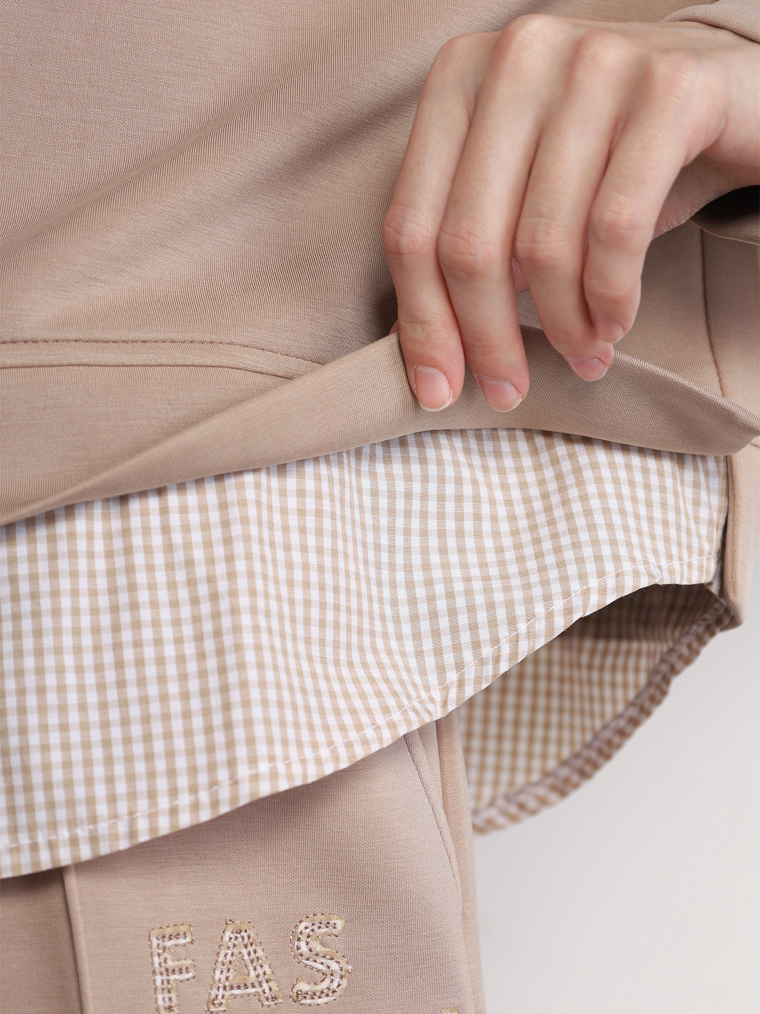 Толстовка бежевого цвета с имитацией